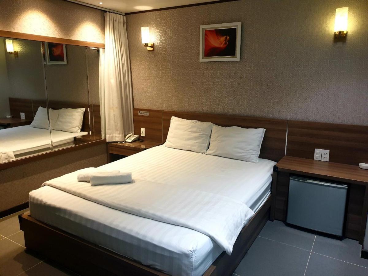 Reddoorz Premium Cloud 9 An Nhon Hotel Хошимін Екстер'єр фото